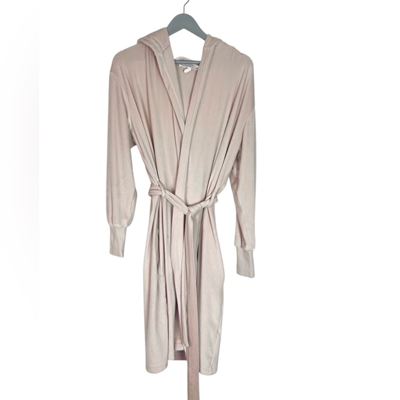Berkshire Homewear robe size Medium blush pink soft short length long sleeve - Picture 1 of 7